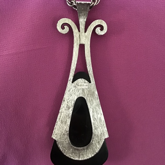 Vintage 1970’s Avon Silver Necklace with Ebony Teardrop Pendant - Picture 3 of 16